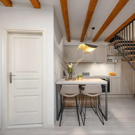 Appartement Exquisites Im Herzen Von Mit Meerblick, Nur 150 Meter Zum Poreč